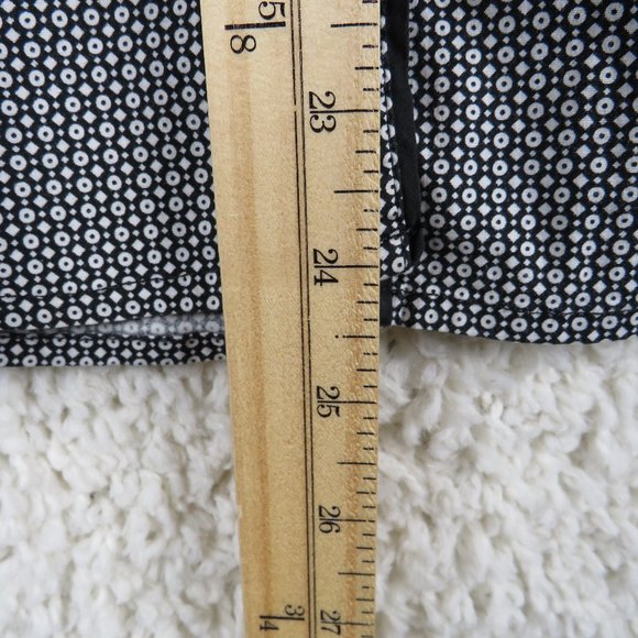 Guess* Women's Long Sleeve Low V-Neck Button Down Curved Hem Shirt~ Size‎ Medium - Picture 10 of 13